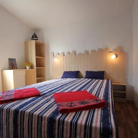 Mobile - Fish Huts And Orange Huts With Shared Bathroom